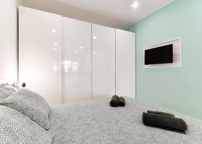 Hostini Como- Downtown *